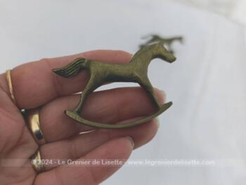 Sur 6 x 4 x 0.7  cm,  voici un duo de chevaux en laiton miniature à utiliser pour maison de poupée ou cabinet de curiosité. Vraiment original.