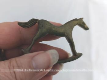 Sur 6 x 4 x 0.7  cm,  voici un duo de chevaux en laiton miniature à utiliser pour maison de poupée ou cabinet de curiosité. Vraiment original.