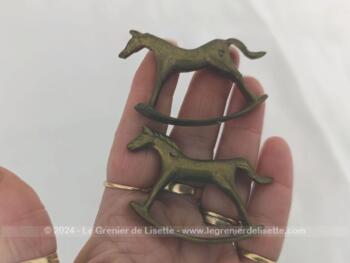 Sur 6 x 4 x 0.7  cm,  voici un duo de chevaux en laiton miniature à utiliser pour maison de poupée ou cabinet de curiosité. Vraiment original.