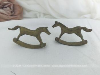 Sur 6 x 4 x 0.7  cm,  voici un duo de chevaux en laiton miniature à utiliser pour maison de poupée ou cabinet de curiosité. Vraiment original.