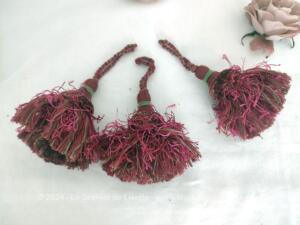 Lot de 3 pompons en fil rouge carmin et vert pâle