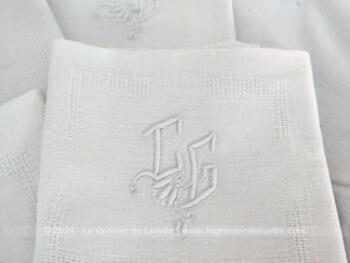 Voici un lot de 6 anciennes serviettes en damassé blanc de  47 x 50 cm brodées des monogrammes CG au centre.