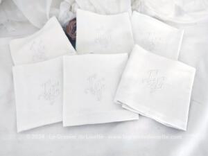 Voici un lot de 6 anciennes serviettes en damassé blanc de  47 x 50 cm brodées des monogrammes CG au centre.