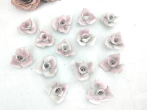 Voici un lot 15 fleurs en porcelaine barbotine rose, vestiges d'un lustre fin XIX°- début XX, percées de part en part pour faire passer un fil de fer et reprendre vie sur une nouvelle suspension ou autres idées pour les mettre en valeur.