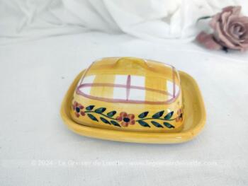 Voici un petit beurrier en céramique sur fond jaune en deux parties, avec sur le couvercle cadrillage et une guirlande de fleurs. Estampillé "Padilla Padilla"et "Hand Painted" (peint à la main) et "Made in Spain".