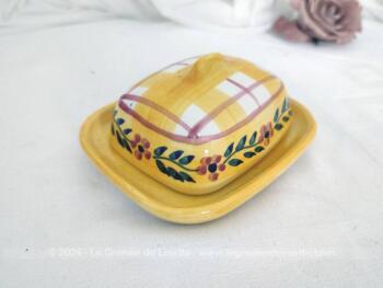 Voici un petit beurrier en céramique sur fond jaune en deux parties, avec sur le couvercle cadrillage et une guirlande de fleurs. Estampillé "Padilla Padilla"et "Hand Painted" (peint à la main) et "Made in Spain".