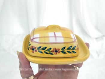 Voici un petit beurrier en céramique sur fond jaune en deux parties, avec sur le couvercle cadrillage et une guirlande de fleurs. Estampillé "Padilla Padilla"et "Hand Painted" (peint à la main) et "Made in Spain".