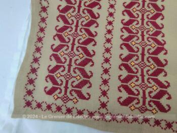 Voici sur 41 x 67 cm, une superbe broderie décorative au point de croix en fil rouge sur une toile Aïda couleur corde. Motifs folkloriques pour un superbe centre de table.