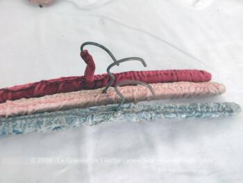 Avec la même forme mais de couleurs différentes, voici un trio de cintres en velours froissé, dont un bleu, un vieux rose et un rouge, pour des cintres vraiment vintages.