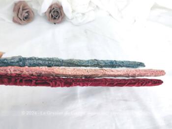 Avec la même forme mais de couleurs différentes, voici un trio de cintres en velours froissé, dont un bleu, un vieux rose et un rouge, pour des cintres vraiment vintages.