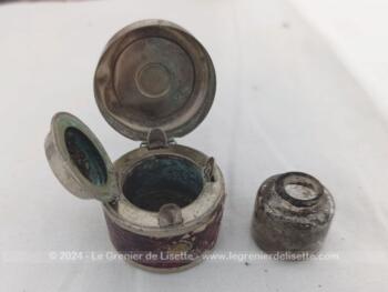 Prévu pour les voyages et pour la Marine, voici un ancien encrier en verre dans son boitier en métal usé par le temps passé. 