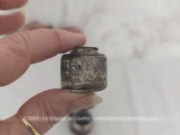 Prévu pour les voyages et pour la Marine, voici un ancien encrier en verre dans son boitier en métal usé par le temps passé. 