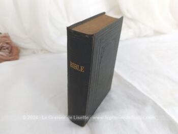 Datée de 1893, voici le livre "La Sainte Bible  ou L'Ancien Testament et le Nouveau Testament" d'après la version revue par J.F. Osterwald. avec reliure cartonnée sur 1071 pages