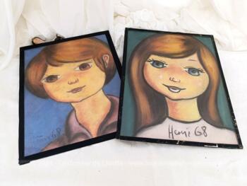 Voici un duo de portraits d'enfants réalisée en pastel, habillé d'une vitre et scellé sur un carton par de l'adhésif noir. Ces portraits au traits naïfs sont signés "Henri 68" . Ils datent donc de 1968 et sont des pièces uniques.