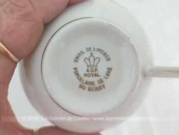 Datant des années 30/40, voici un duo  de tasses et sous-tasses assorties estampillées  "Limoges U.C.  France". Superbe, vraiment très décoratif et élégant.