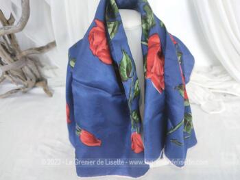 Voici un beau et superbe foulard vintage en soie, rouloté à la main avec de belles roses rouges aux feuilles verte sur fond marine et bordure blanche. Du vrai travail artisanal, hélas non signé et estampillé.