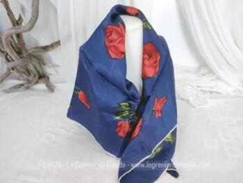 Voici un beau et superbe foulard vintage en soie, rouloté à la main avec de belles roses rouges aux feuilles verte sur fond marine et bordure blanche. Du vrai travail artisanal, hélas non signé et estampillé.