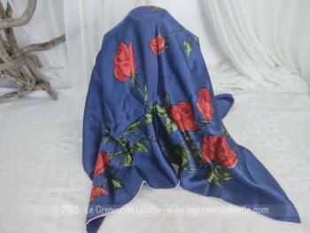 Voici un beau et superbe foulard vintage en soie, rouloté à la main avec de belles roses rouges aux feuilles verte sur fond marine et bordure blanche. Du vrai travail artisanal, hélas non signé et estampillé.