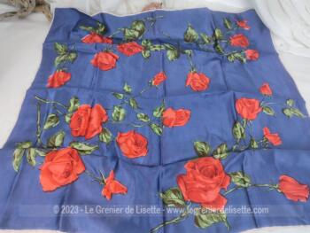 Voici un beau et superbe foulard vintage en soie, rouloté à la main avec de belles roses rouges aux feuilles verte sur fond marine et bordure blanche. Du vrai travail artisanal, hélas non signé et estampillé.