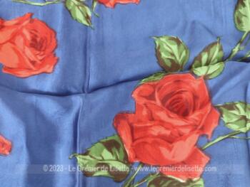 Voici un beau et superbe foulard vintage en soie, rouloté à la main avec de belles roses rouges aux feuilles verte sur fond marine et bordure blanche. Du vrai travail artisanal, hélas non signé et estampillé.