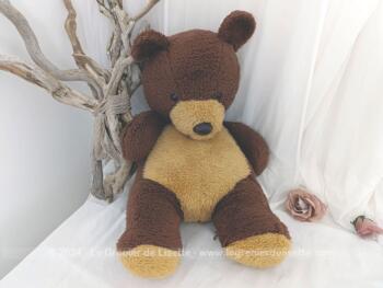 De la marque vintage AJENA, "Made in France", voici un adorable ours en peluche marron et beige au regard attachant réclamant tout plein de câlins pour un petit retour en enfance !