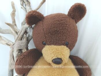 De la marque vintage AJENA, "Made in France", voici un adorable ours en peluche marron et beige au regard attachant réclamant tout plein de câlins pour un petit retour en enfance !