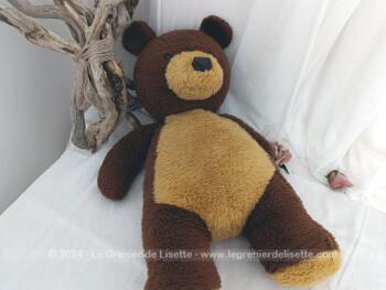 De la marque vintage AJENA, "Made in France", voici un adorable ours en peluche marron et beige au regard attachant réclamant tout plein de câlins pour un petit retour en enfance !