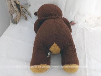 De la marque vintage AJENA, "Made in France", voici un adorable ours en peluche marron et beige au regard attachant réclamant tout plein de câlins pour un petit retour en enfance !