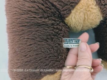 De la marque vintage AJENA, "Made in France", voici un adorable ours en peluche marron et beige au regard attachant réclamant tout plein de câlins pour un petit retour en enfance !