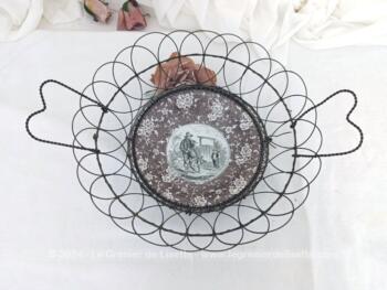 Adorable panier en grillage aux anses en forme de coeur avec une ancienne petite assiette en terre de fer pour servir de fond. Parfait pour une décoration shabby à poser ou à suspendre.