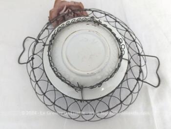 Adorable panier en grillage aux anses en forme de coeur avec une ancienne petite assiette en terre de fer pour servir de fond. Parfait pour une décoration shabby à poser ou à suspendre.