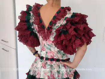 Epoustouflante et spectaculaire, voici une robe fait main, avec de très larges et amples froufrous et qui ne vous laissera pas indifférente avec ses nombreux jupons. Vraiment audacieuse !