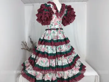 Epoustouflante et spectaculaire, voici une robe fait main, avec de très larges et amples froufrous et qui ne vous laissera pas indifférente avec ses nombreux jupons. Vraiment audacieuse !