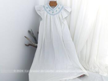 Voici une adorable robe longue fait main tout en coton blanc avec smocks sur l'encolure devant et derrière et correspondant à peu près à une taille de 8/10 ans.