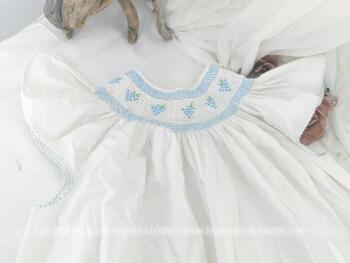 Voici une adorable robe longue fait main tout en coton blanc avec smocks sur l'encolure devant et derrière et correspondant à peu près à une taille de 8/10 ans.