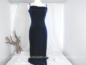 Voici une superbe robe longue fourreau de la marque Sinequanone réalisé en velours bleu nuit légèrement brillant avec élasthanne parfait pour un 36/38. Quand allure vintage et élégance se conjuguent ensemble !