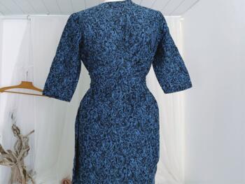 Fait main, voici une élégante robe vintage en tissus épais bleu chiné  fermée par une fermeture éclair et décorée par deux liens pour former une ceinture avec un grand et large pan qui tombe sur un coté. Taille 38  totalement dans l'air des années 50/60.