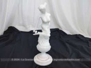 Belle statuette poudre marbre blanc jeune fille à la chaussure