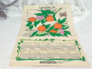 Cadeau publicitaire du mensuel féminin de la C.G.T. Antoinette, voici un ancien torchon calendrier pour l'année 1979 de 47 x 64 cm avec en décors des branches d'oranger avec de belles oranges.