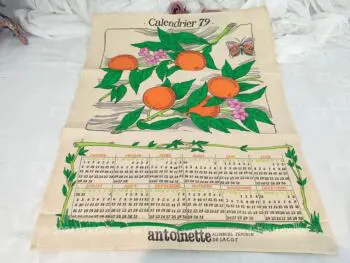 Cadeau publicitaire du mensuel féminin de la C.G.T. Antoinette, voici un ancien torchon calendrier pour l'année 1979 de 47 x 64 cm avec en décors des branches d'oranger avec de belles oranges.