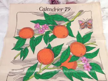 Cadeau publicitaire du mensuel féminin de la C.G.T. Antoinette, voici un ancien torchon calendrier pour l'année 1979 de 47 x 64 cm avec en décors des branches d'oranger avec de belles oranges.