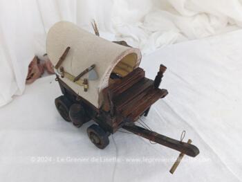 Adorable petit chariot en bois dans la tradition des western avec ses accessoires extérieurs et intérieurs. Bel objet de décoration original .