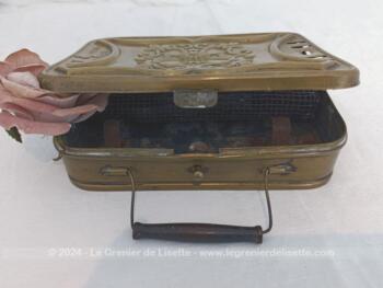 Sur 18.5 x 13.5 x 4 cm, voici une ancienne chaufferette en laiton, portative, avec ouverture pour faire sortir la chaleur sur le dessus grâce à des aération sur le coté.