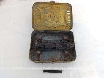 Sur 18.5 x 13.5 x 4 cm, voici une ancienne chaufferette en laiton, portative, avec ouverture pour faire sortir la chaleur sur le dessus grâce à des aération sur le coté.