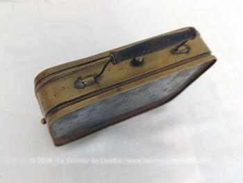 Sur 18.5 x 13.5 x 4 cm, voici une ancienne chaufferette en laiton, portative, avec ouverture pour faire sortir la chaleur sur le dessus grâce à des aération sur le coté.