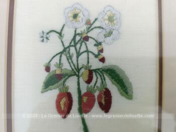 Voici un cadre en bois de 40 x 29 cm, mettant un valeur par un passe-partout double, deux broderies de plantes réalisées à la main sur du coton de lin écru. Encadrement unique.