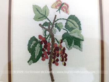 Voici un cadre en bois de 40 x 29 cm, mettant un valeur par un passe-partout double, deux broderies de plantes réalisées à la main sur du coton de lin écru. Encadrement unique.