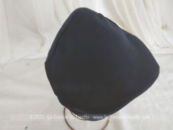 Voici un ancien chapeau en feutre marine, forme tricorne,très haut sur le devant ou asymétrique en le disposant sur le coté. Une originalité des années 40/50 pour un air vintage assuré ! Fait main.