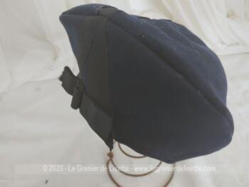 Voici un ancien chapeau en feutre marine, forme tricorne,très haut sur le devant ou asymétrique en le disposant sur le coté. Une originalité des années 40/50 pour un air vintage assuré ! Fait main.