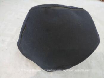 Voici un ancien chapeau en feutre marine, forme tricorne,très haut sur le devant ou asymétrique en le disposant sur le coté. Une originalité des années 40/50 pour un air vintage assuré ! Fait main.